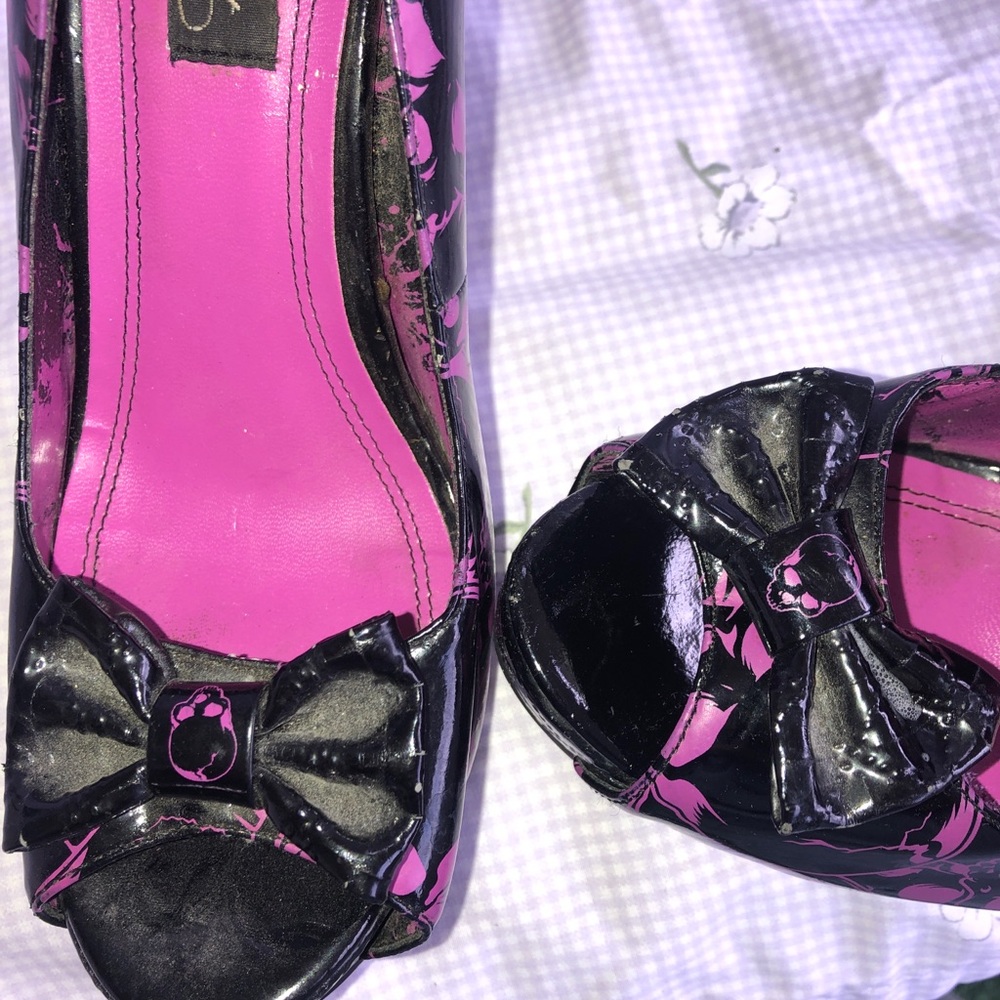 Sandals - Picture 2 of 3